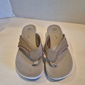 Women's Clarks Cloudsteppers Beige Flip Flop Sandles..Size 6